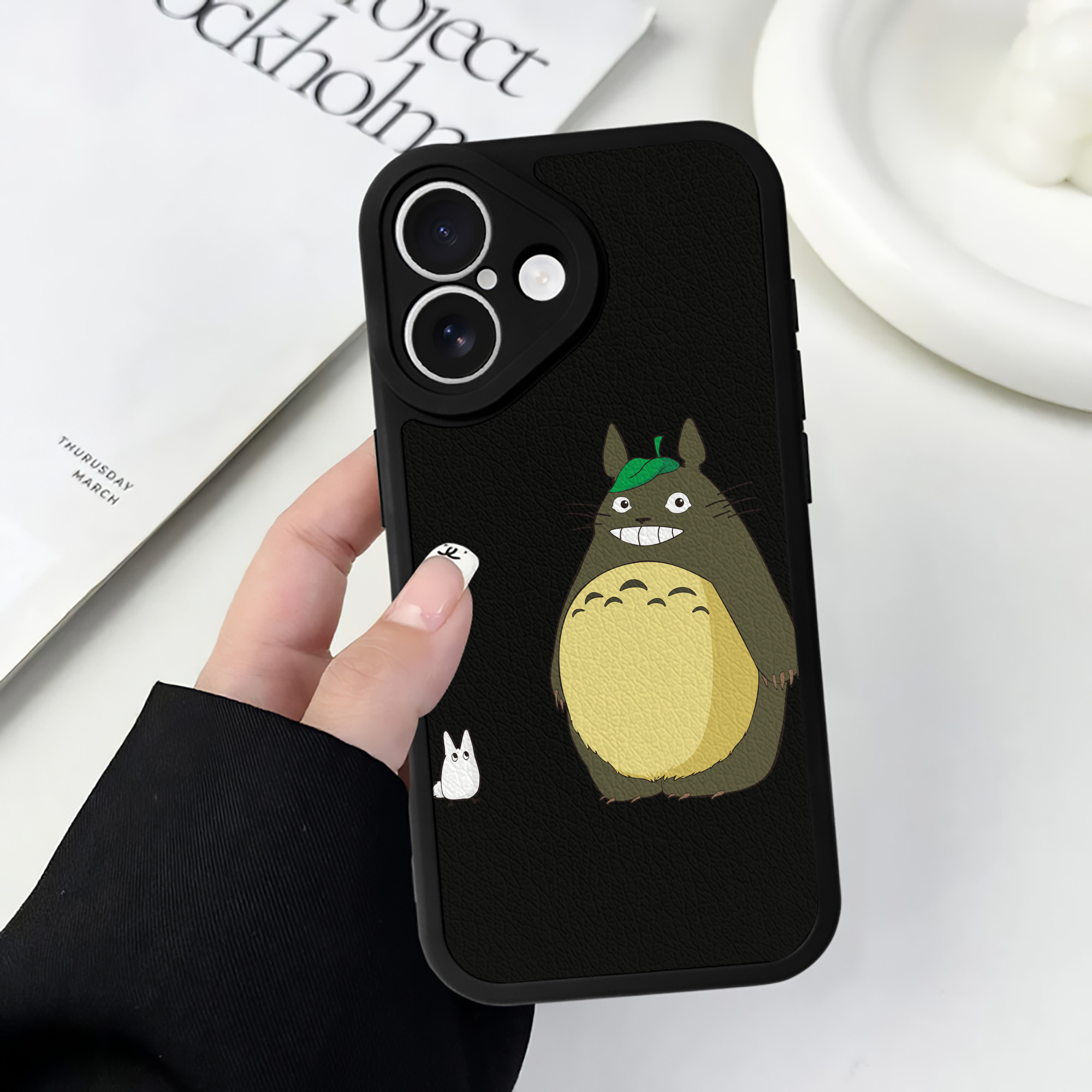 （画像用） となりのトトロ 草壁メイ 草壁サツキ My Neighbor Totoro Satsuki Kusakabe Mei Kusakabe 【iPhone 16シリーズ対応】シリコンスマホケース（レザー調） 材質：シリコン